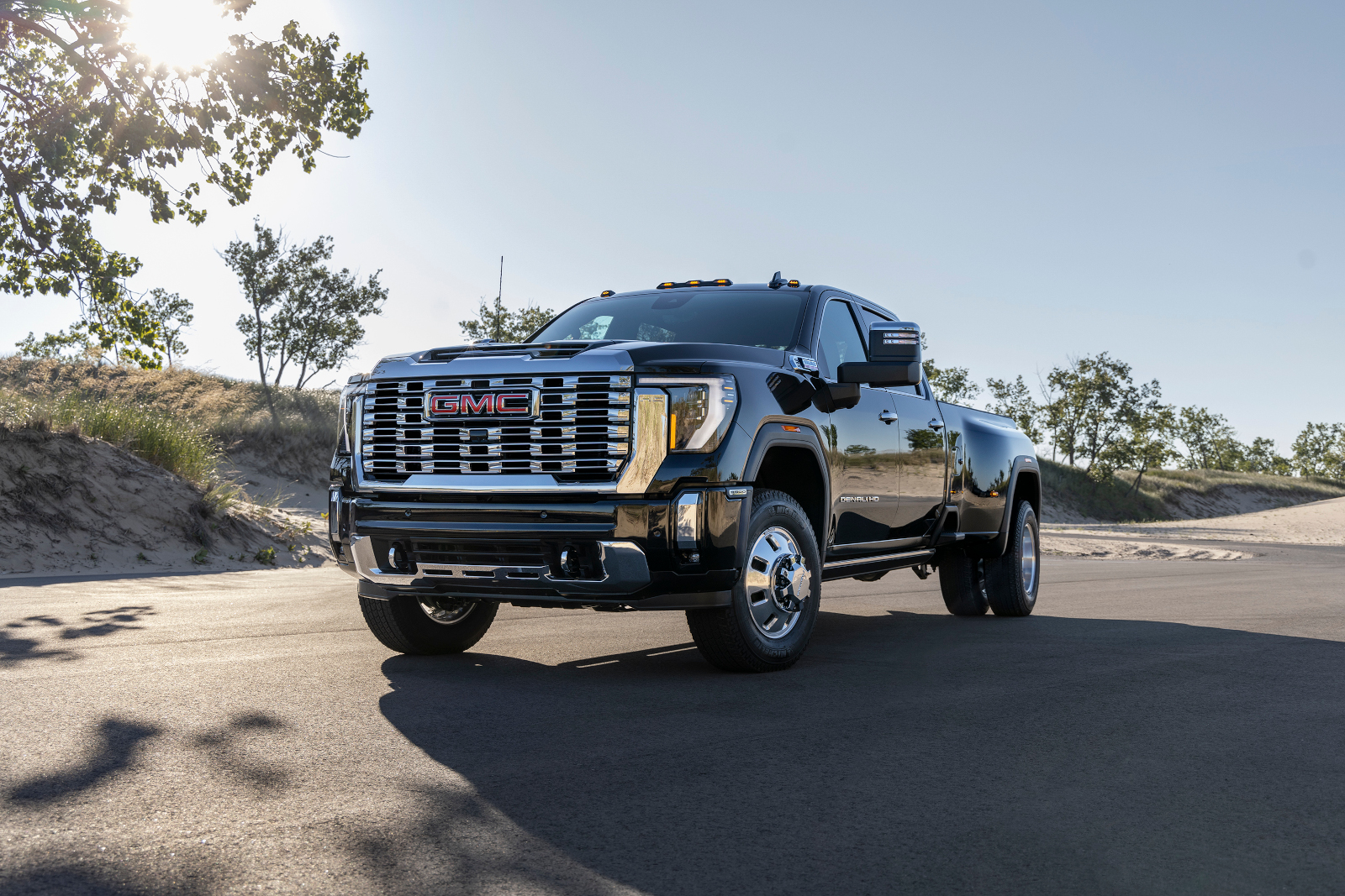 2026 Chevrolet Silverado 1500 or 2026 GMC Sierra HD: Which GM Truck Fits Saskatchewan Workloads?